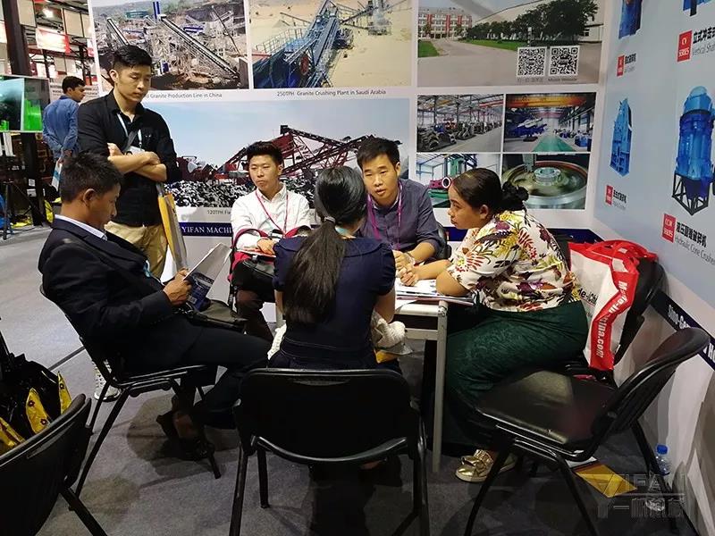 一帆機械展臺客戶咨詢 一帆機械展臺客戶咨詢