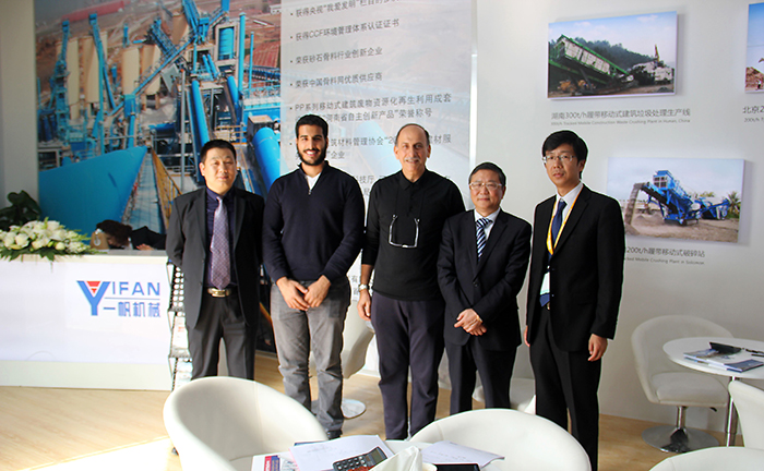 一帆與參展商合影 一帆與參展商合影