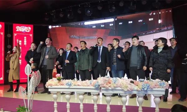 楊董攜全體領(lǐng)導(dǎo)合唱歌曲《歌唱祖國(guó)》 楊董攜全體領(lǐng)導(dǎo)合唱歌曲《歌唱祖國(guó)》