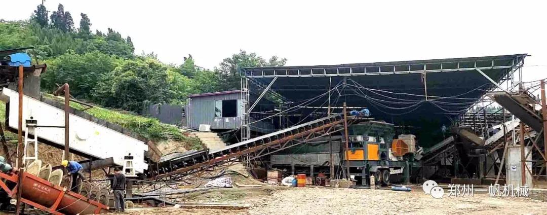 河卵石破碎篩分生產(chǎn)線現(xiàn)場二 河卵石破碎篩分生產(chǎn)線現(xiàn)場二