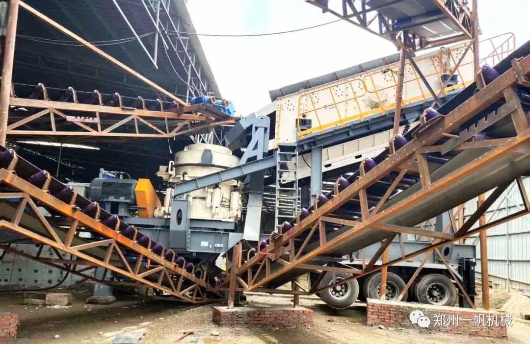 河卵石破碎篩分生產(chǎn)線現(xiàn)場四 河卵石破碎篩分生產(chǎn)線現(xiàn)場四