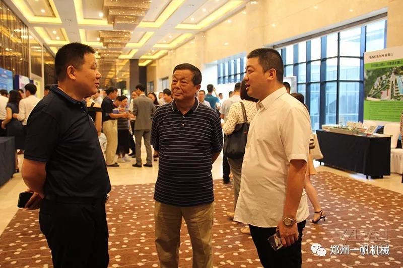 鄭州一帆展位現場與行業相關人士交流 鄭州一帆展位現場與行業相關人士交流