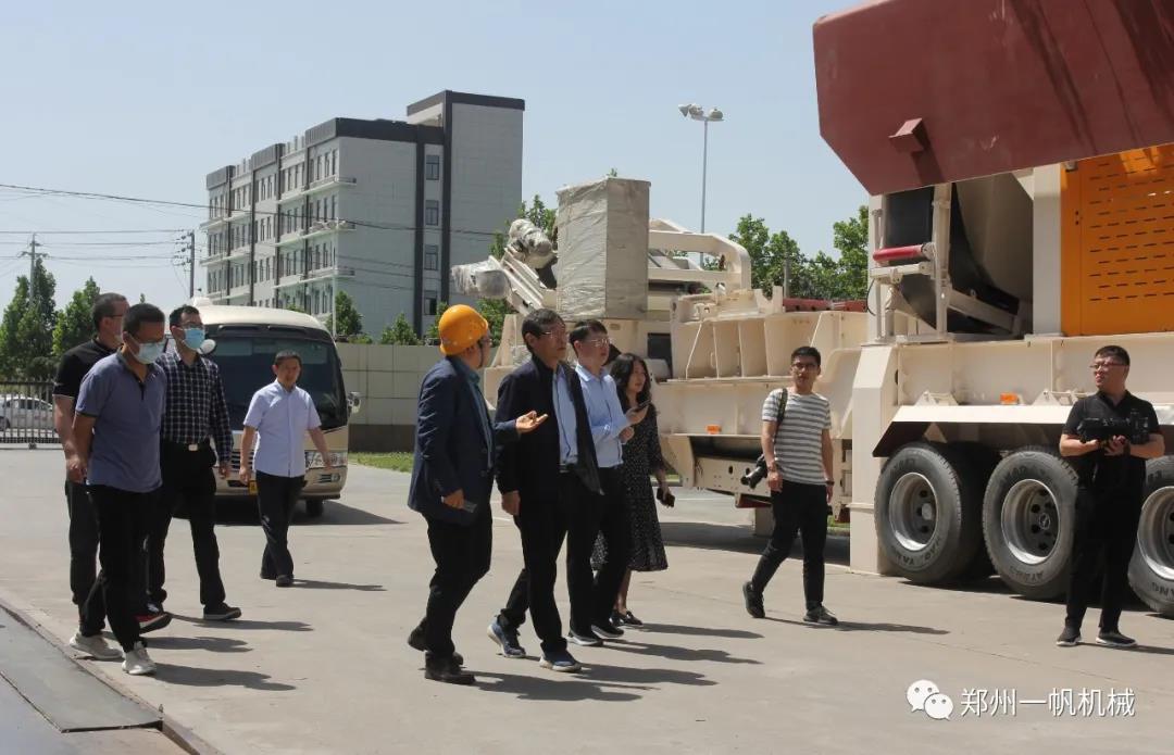 代華雷副總向李局長(zhǎng)一行介紹公司經(jīng)營(yíng)情況 代華雷副總向李局長(zhǎng)一行介紹公司經(jīng)營(yíng)情況